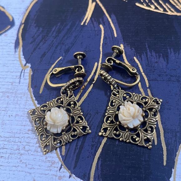 Vintage 1940s Brass Tone Celluloid Rose Intricate Floral Filigree Earrings A1 - Picture 3 of 10